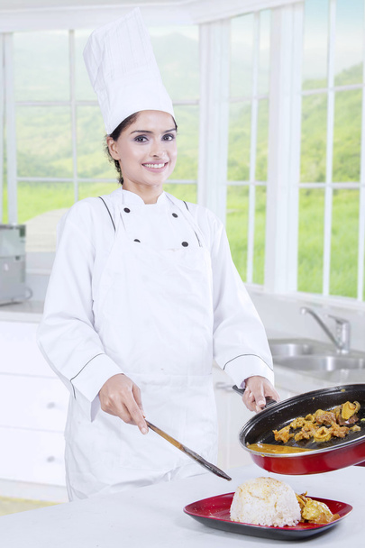 Женщина-повар готовит обед
 - Фото, изображение