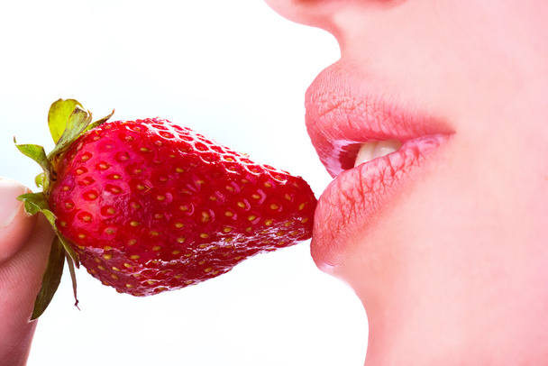 žena jíst jahody - Fotografie, Obrázek
