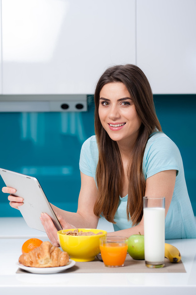 Modern woman taking breakfast at home - Foto, imagen