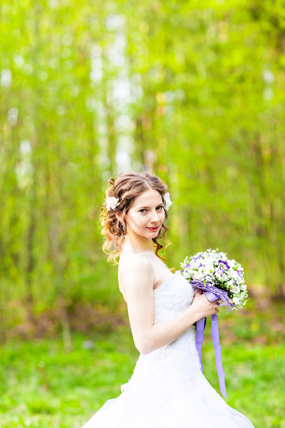 Svatba. Krásná nevěsta s kyticí - Fotografie, Obrázek
