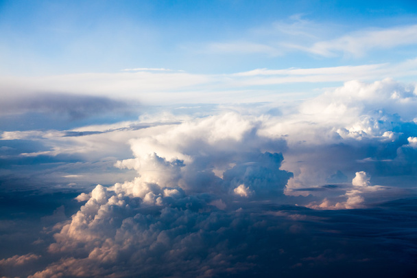 美しい、ドラマチックな雲と飛行機から見た空。高解像度と品質 - 写真・画像