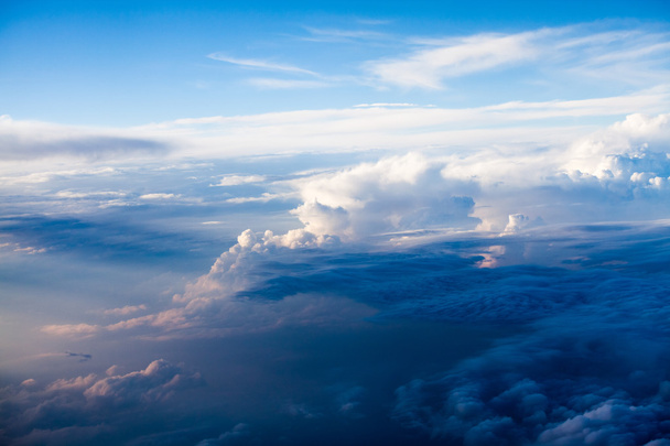 Splendide, drammatiche nuvole e cielo visto dall'aereo. Alta risoluzione e qualità
 - Foto, immagini