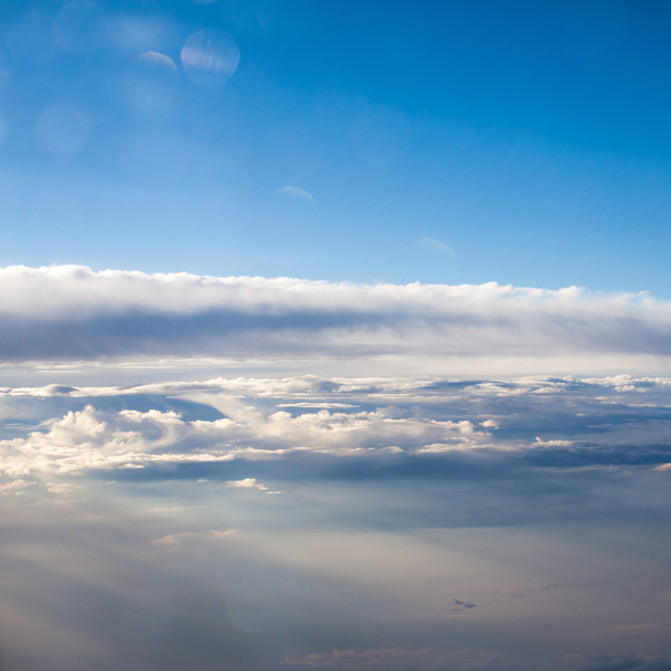 Güzel, dramatik bulutlar ve gökyüzü uçaktan izlendi. Yüksek çözünürlük ve kalitede - Fotoğraf, Görsel