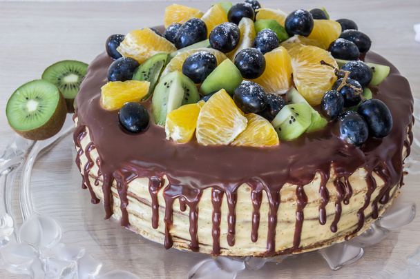 piškotový dort s ovocem a čokoládou - Fotografie, Obrázek