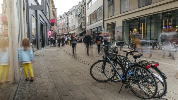Kind wandelingen langs de straat in Kopenhagen - Foto, afbeelding