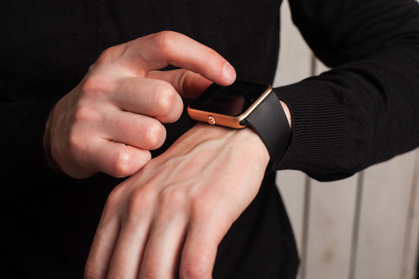 Руки человека с умными часами
 - Фото, изображение