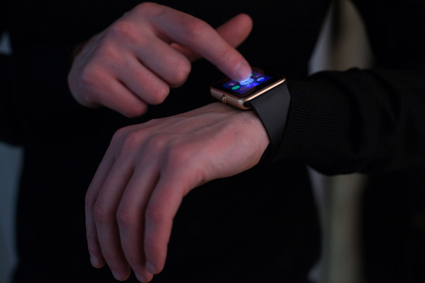 Mains de l'homme avec smartwatch
 - Photo, image