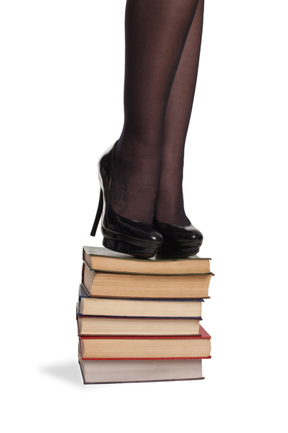Jambes de femme avec des livres
 - Photo, image