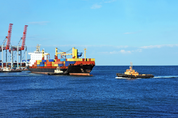 holownik wspierające kontener statek - Zdjęcie, obraz