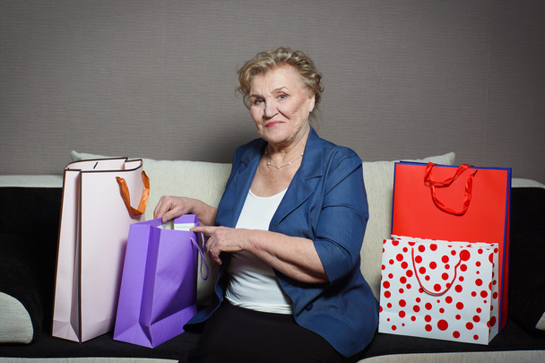 old woman with her shopping - Valokuva, kuva