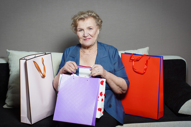 stará žena s její nákupy - Fotografie, Obrázek