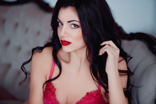 Retrato de mujer joven perfecta y sexy en lencería con pelo largo y negro, piel sana y labios rojos. Belleza desnuda maquillaje
 - Foto, Imagen