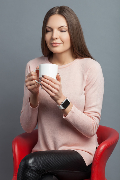 Pretty healthy girl with a mug of coffee - Foto, Imagen