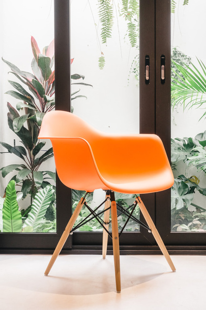 Оранжевий стілець прикраса у вітальні
 - Фото, зображення