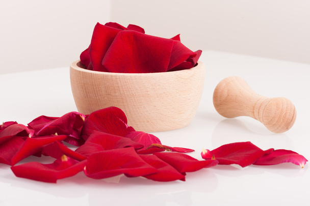 Rose petals and mortar, spa theme - Фото, изображение