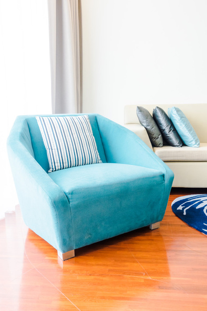 Almofadas de luxo bonitas na decoração de sofás
 - Foto, Imagem