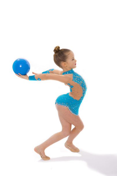 Дівчина гімнастка на білому тлі з м'ячем
 - Фото, зображення