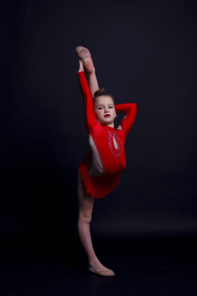 Siyah bir zemin üzerine kız jimnastikçi - Fotoğraf, Görsel