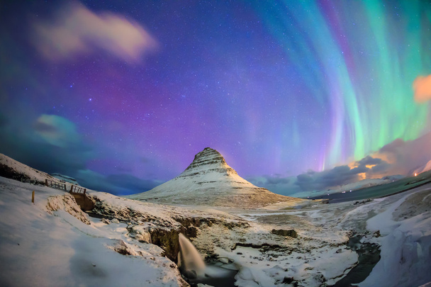 Luzes espetaculares do norte aparecem sobre o Monte Kirkjufell
 - Foto, Imagem