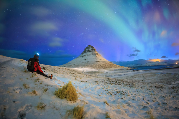 Luzes espetaculares do norte aparecem sobre o Monte Kirkjufell
 - Foto, Imagem