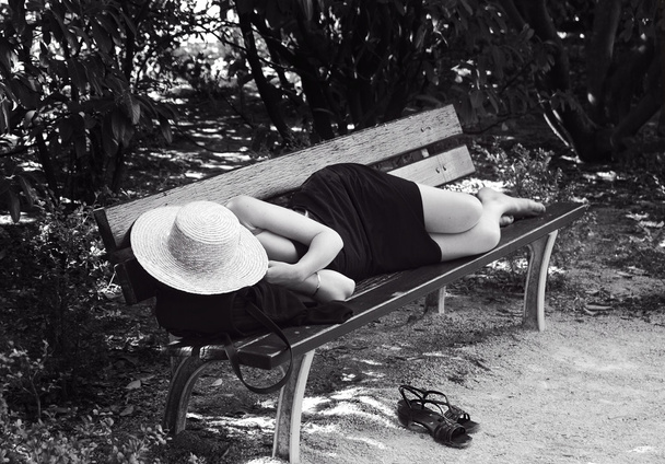Женщина спит на столе в солнечный день, фото темной сепии. Женщина на сиесте. Обед в Испании
  - Фото, изображение