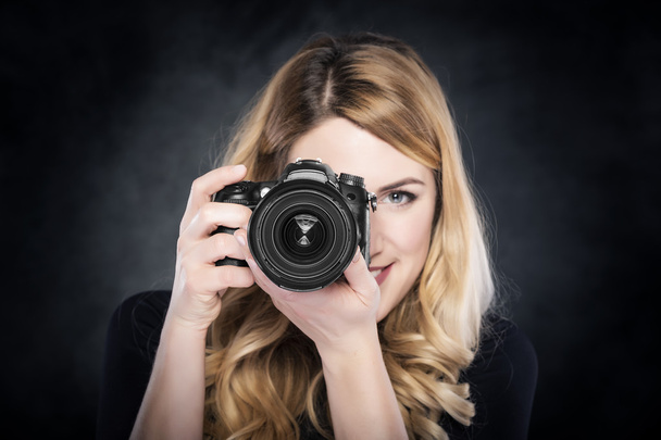 Fotógrafa mujer sosteniendo cámara
. - Foto, imagen