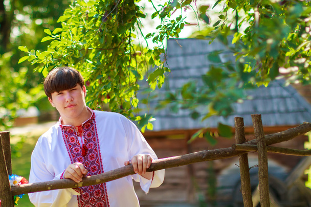 conjuntos de coronas tradicionales ucranianas contra el fondo de las hojas
 - Foto, Imagen