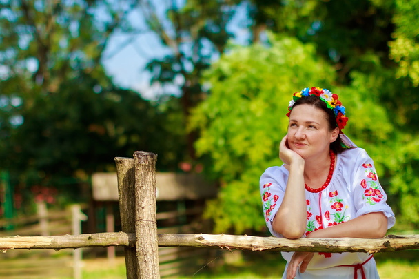 sarjaa Ukrainan perinteisiä seppeleitä vastaan lehdet tausta
 - Valokuva, kuva