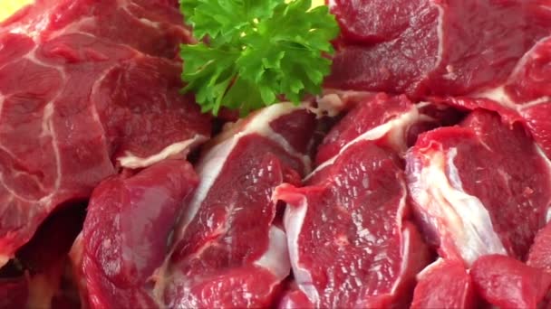 Raw beef on wooden board with garlic and onions - Footage, Video