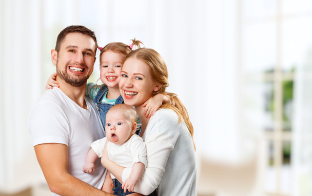 felice famiglia madre, padre e figli a casa
 - Foto, immagini