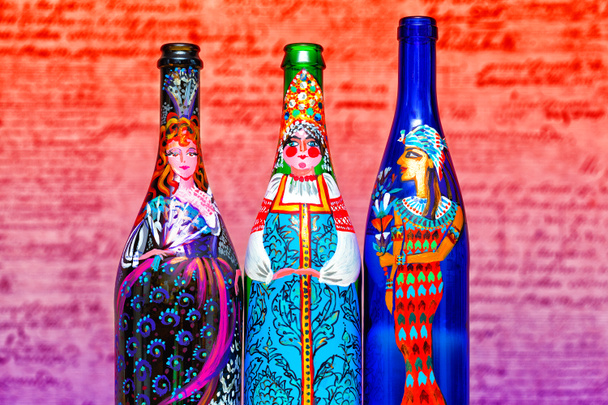 Botellas de vidrio decorativas. mujeres de diferentes países, edades y nacionalidades. colores pintados a mano
 - Foto, imagen