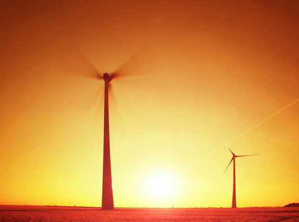 Moderne turbine eoliche che producono energia nella soleggiata mattina di primavera. Stile Vintage effetto tonico
 - Foto, immagini