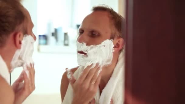 Αστείος άνθρωπος τραγούδι κατά τη διάρκεια του ξυρίσματος - Πλάνα, βίντεο