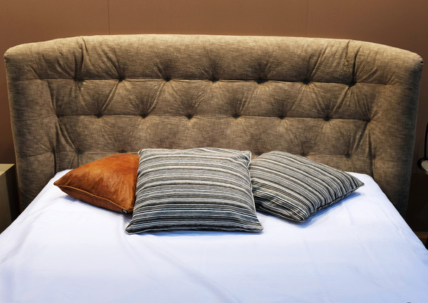 Антикварная винтажная кровать
 - Фото, изображение