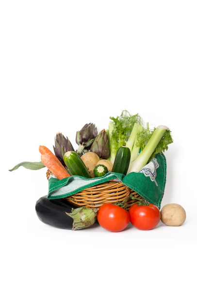 Свежие овощи на белом
 - Фото, изображение