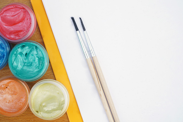 гуаш фарба з пензлями для малювання на столі
 - Фото, зображення