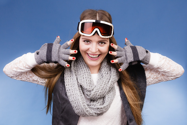 sportswoman showing gloves - Foto, imagen