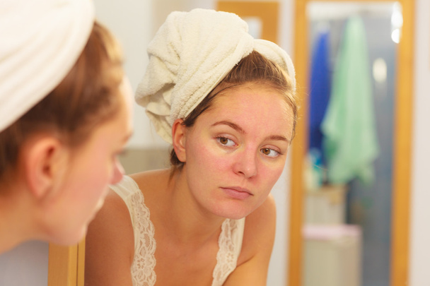Mulher a lavar a cara na casa de banho. Higiene
 - Foto, Imagem