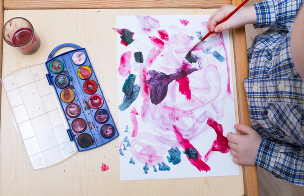 Piccolo bambino pittura con acquerelli
 - Foto, immagini
