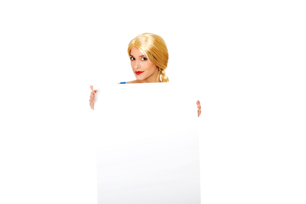Vrouw dragen Beierse jurk bedrijf leeg banner. - Foto, afbeelding