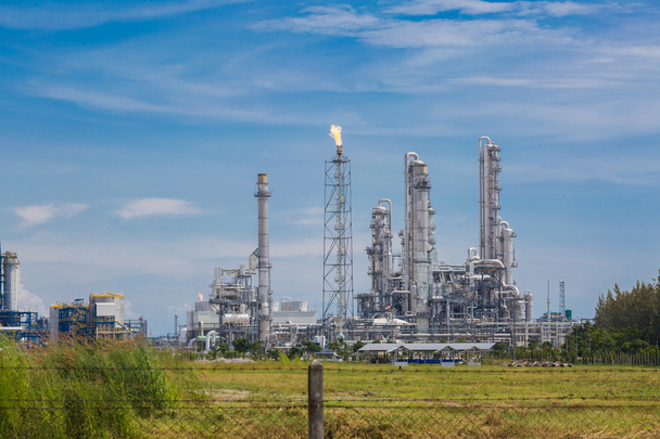 Arquitetura de planta de refinaria química com céu azul
 - Foto, Imagem