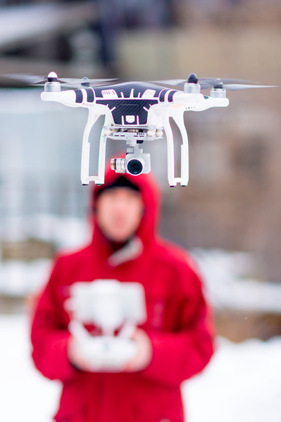 Drone pairando que tira fotos
 - Foto, Imagem