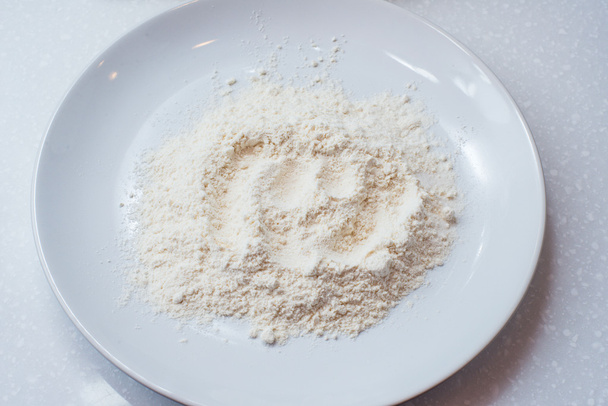 白い背景の上のボウルに小麦粉を全体 - 写真・画像