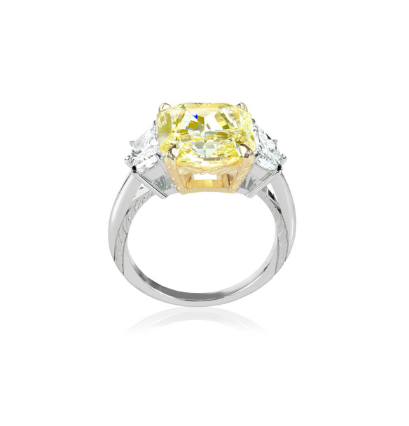黄色着色されたダイヤモンドの婚約指輪 - 写真・画像