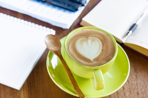 чашка чорної кави, канцелярське приладдя, крупним планом
 - Фото, зображення