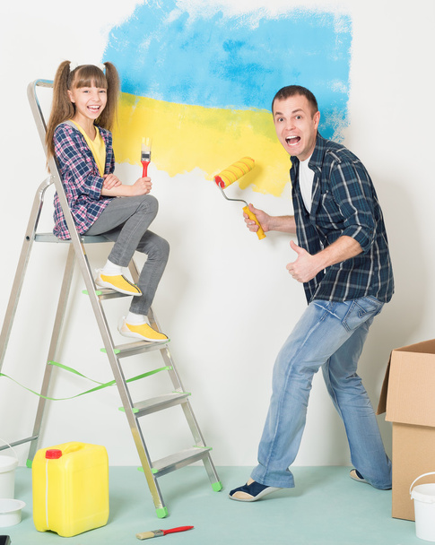 Baba ve kızı evde tamirat yapar - Fotoğraf, Görsel