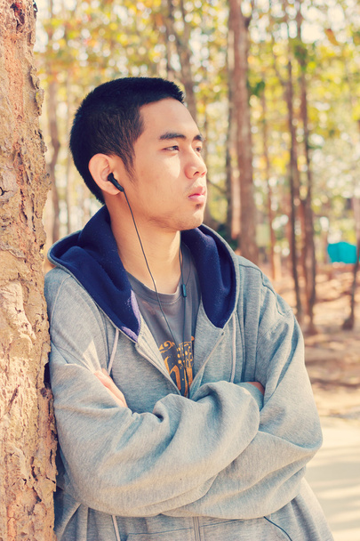 Хлопчик-підліток слухає mp3 на відкритому повітрі, Вінтажний стиль
 - Фото, зображення