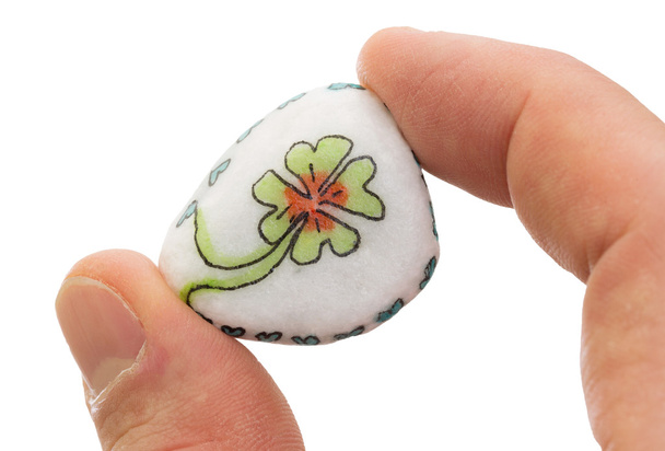 Stein mit Zeichnung einer Kleeblatt-Vier und kleinen Herzen - Foto, Bild