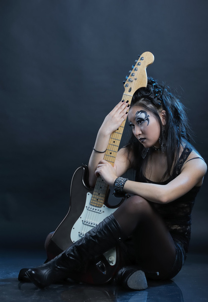 ギターを持つ女性ロック - 写真・画像