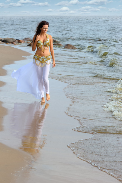 Bella ragazza che cammina sulla spiaggia
 - Foto, immagini